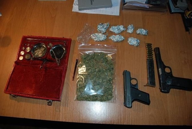 Policjanci zabezpieczyli narkotyki i nielegalną broń