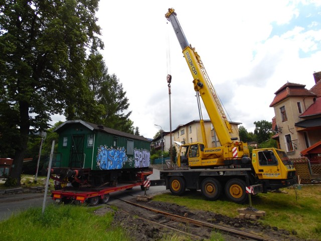 Wagon kolejowy przyjechał na stację w Karpaczu na samochodowej lawecie, bo pociągi do górskiego kurortu nie jeżdżą od 16 lat.