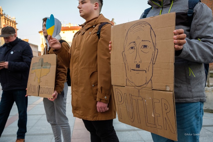 Tarnów. Milczący protest grupki młodych tarnowian na Rynku przeciwko napaści Rosji na Ukrainę [ZDJĘCIA]