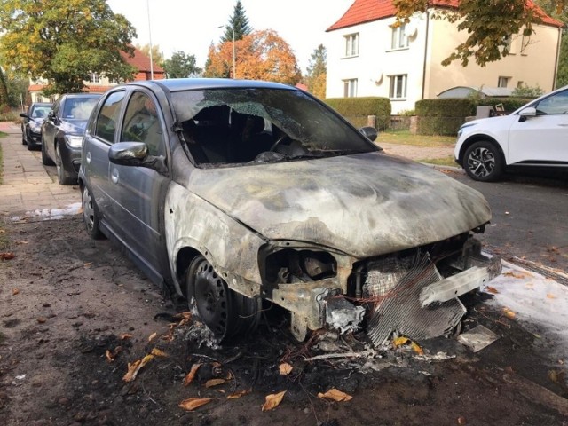 Kto podpala w Słupsku samochody i dlaczego to robi? To zwykły wandalizm, czy może coś więcej? Niestety, rzadko udaje się ustalić sprawców podpaleń aut.