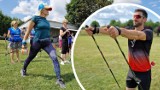 Kurs nordic walking. Aleksander Wilanowski pokazał w Strzelcach Opolskich jak prawidłowo chodzić z kijkami