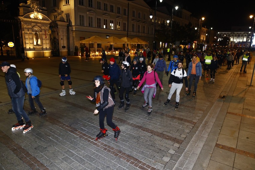 Nightskating w Warszawie 2022. Nocny przejazd rolkarzy przez miasto. "Ostatni w tym roku"