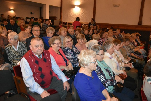 Z okazji Dnia Kobiet w Golubiu-Dobrzyniu zorganizowano koncert Mirosława Deredasa