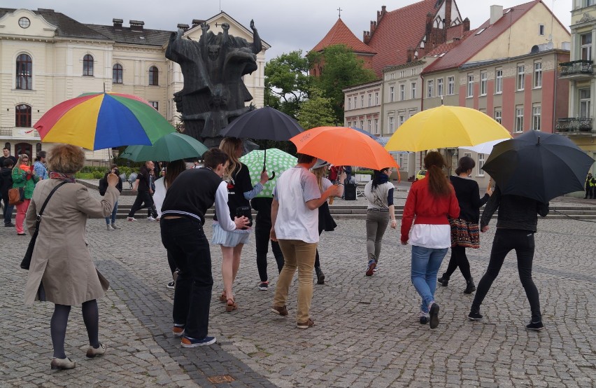 Akcja-Reakcja na Starym Rynku w Bydgoszczy. Zobaczcie taneczny flashmob [wideo, zdjęcia] 