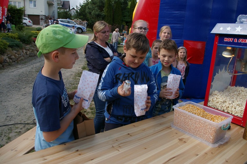 Dzieci z Osiedla Łysogórskiego witają lato i wakacje. Przy placu zabaw trwa zabawa na dmuchańcach, jest grill i popcorn