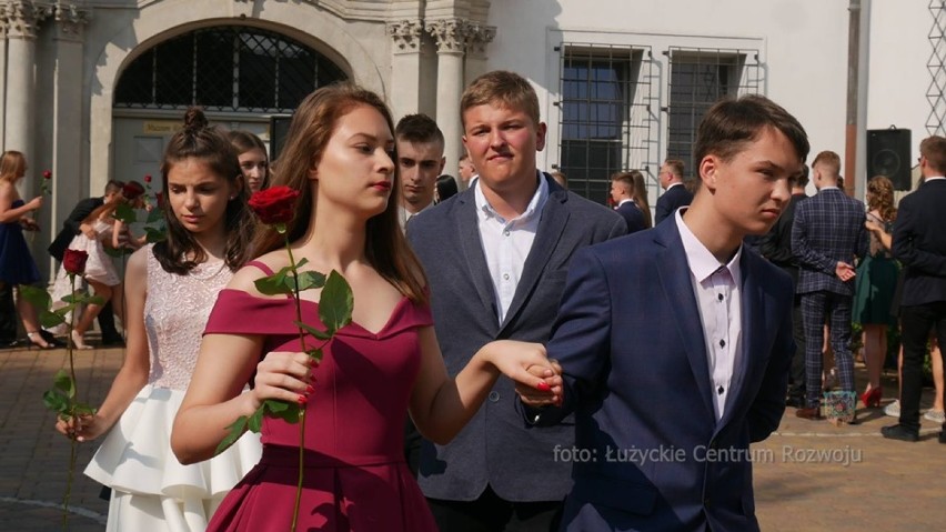 Uczniowie zatańczyli poloneza w centrum miasta. Żegnają w ten sposób szkołę [GALERIA ZDJĘĆ]