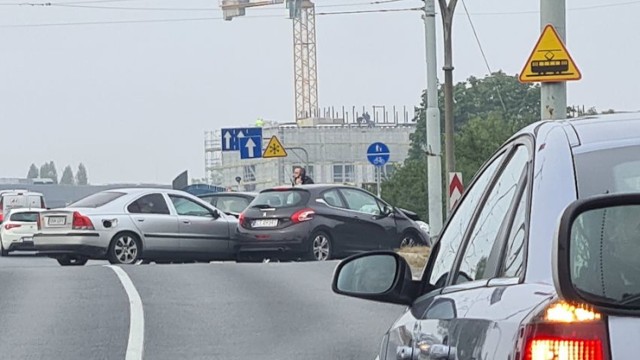 Do zderzenia dwóch samochodów osobowych doszło na skrzyżowaniu Żółkiewskiego z ul. Skłodowskiej-Curie, przed wiaduktem Kościuszki