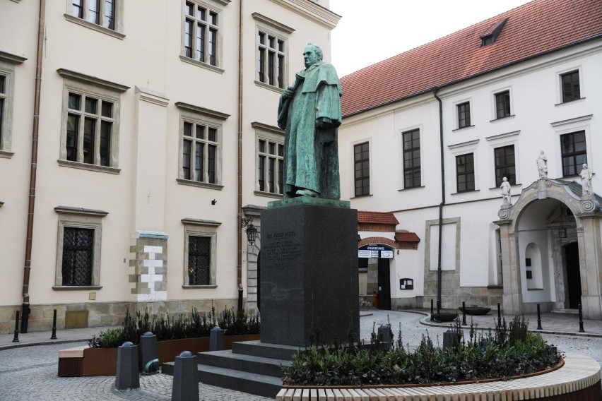 Pomnik Józefa Dietla

- na pl. Wszystkich Św., wg proj. X....