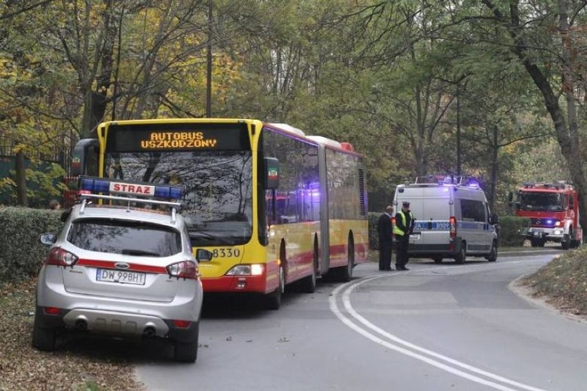 Wypadek autobusu na ul. Strzegomskiej. Były problemy w ruchu [zdjęcia]