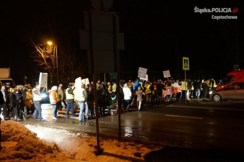 Blokada DK1 we Wrzosowej. Domagają się budowy kładki [FOTO]