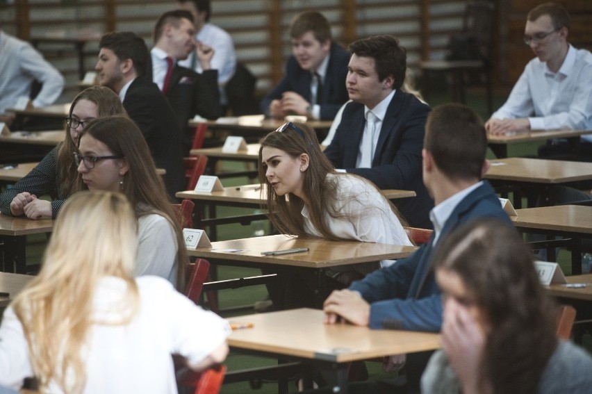 Matura 2019 w Koszalinie. Fałszywe alarmy bombowe w szkołach. Co z maturami?