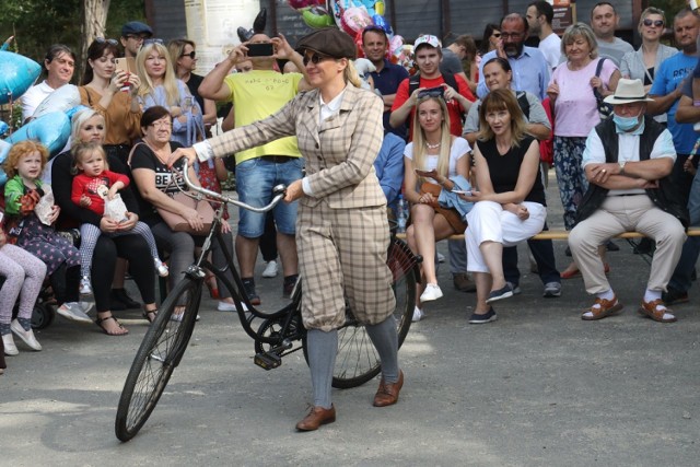 Pokaz Mody Historycznej, zabytkowe rowery mają po 100 lat.