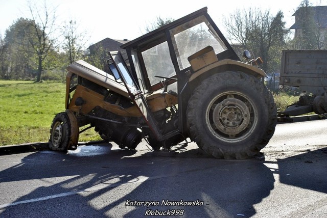 Traktor po kolizji z Land Roverem. Zdjęcia dzięki uprzejmości Kłobuck998