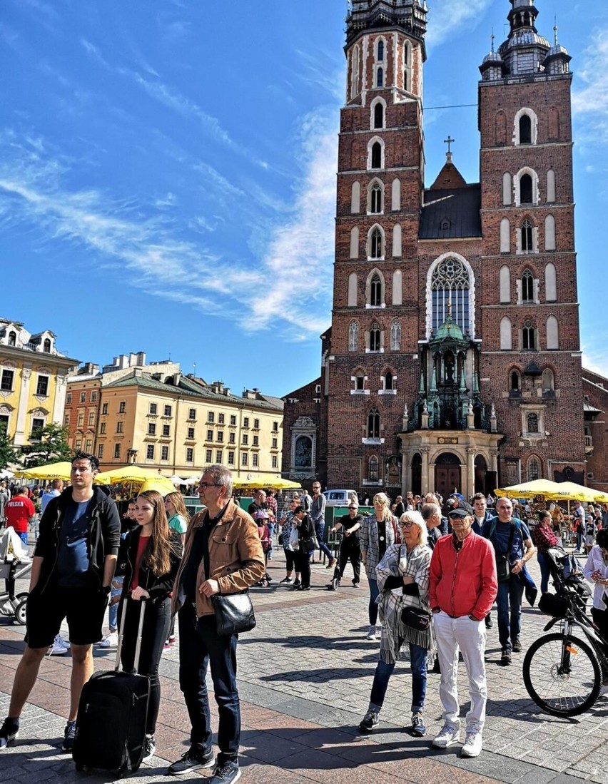 Tłumy na Rynku Głównym mogą sprawiać wrażenie, że Kraków...