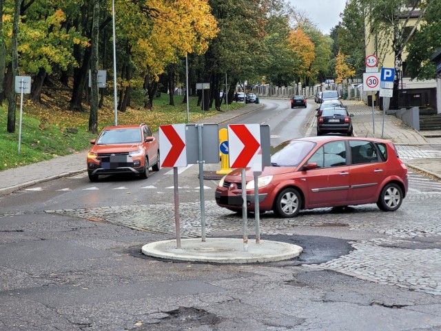 Najsłynniejsze słupskie skrzyżowanie o ruchu okrężnym u zbiegu ul. Kaszubskiej i Armii Krajowej doczekało w końcu poprawek.
