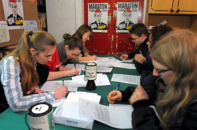 Kmiecin. W piątek (4 grudnia) w miejscowym Zespole Szkolno - Przedszkolnym odbędzie się Maraton Pisania Listów Amnesty International. Rozpoczęcie o godzinie 18.00.