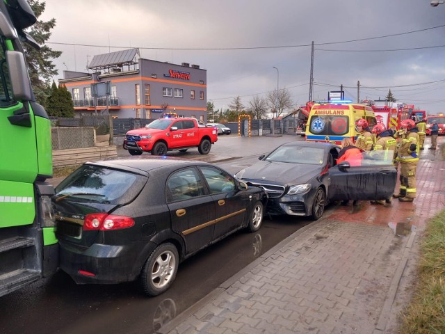 Na ulicy Tworzeń w Dąbrowie Górniczej zderzyły się trzy samochody 

Zobacz kolejne zdjęcia/plansze. Przesuwaj zdjęcia w prawo naciśnij strzałkę lub przycisk NASTĘPNE
