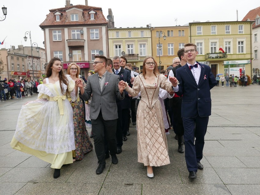 Polonezem rozpoczęli obchody Święta Niepodległości w Żninie [zdjęcia, wideo] 