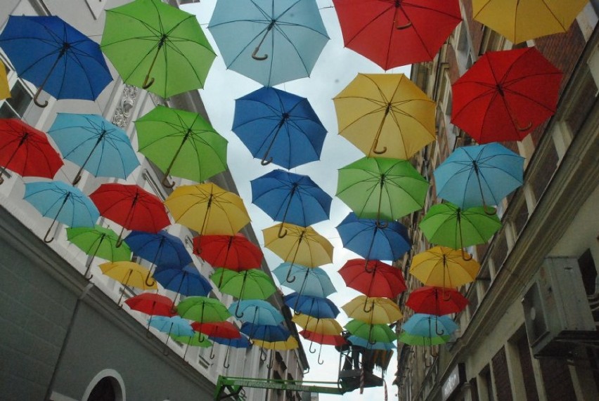 Montowanie parasolek nad ulicą Bracką w Lesznie [ZDJĘCIA]