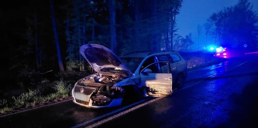 Wejherowo. Nietrzeźwy kierowca uderzył w bariery energochłonne a następnie w karetkę. Miał ponad dwa promile alkoholu we krwi | ZDJĘCIA