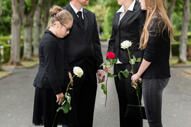 W razie poniesienia kosztów pogrzebu przez więcej niż jedną osobę lub podmiot, zasiłek pogrzebowy jest dzielony między te osoby lub podmioty