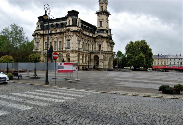 Od lat sądeccy kierowcy skarżą się na stan nawierzchni w rynku