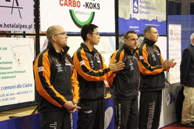 Kolping Frac Jarosław, od lewej Vitali Nekhviadovich, Wang Zeng Yi, Evqueni Chtchetinine oraz trener Kamil Dziukiewicz.