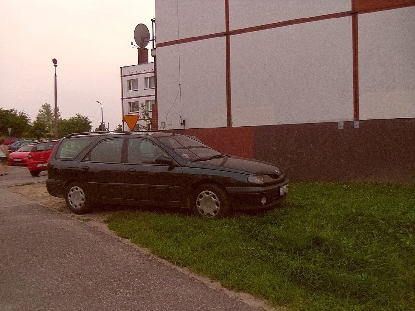 Parkują na trawie. Nowe parkingi na os. Powstańców w Rudzie Śląskiej - Orzegowie potrzebne od zaraz