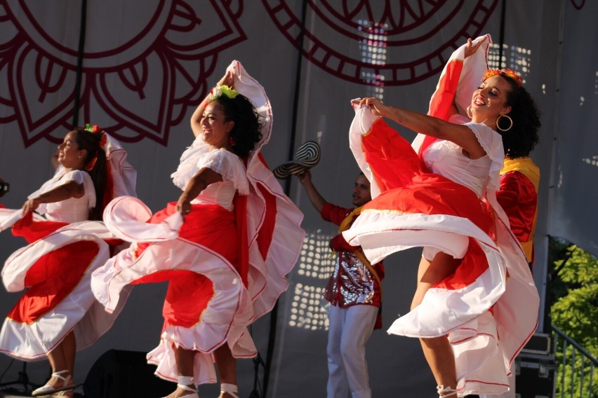 Kolumbijski zespół zachwycał żywiołowymi tańcami