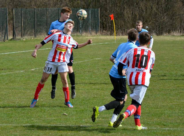 Patryk Formas (nr 19) i jego koledzy z Soły Oświęcim, podjęli walkę z Cracovią na inaugurację wiosny w małopolskiej lidze juniorów młodszych, ale przegrali 0:2.