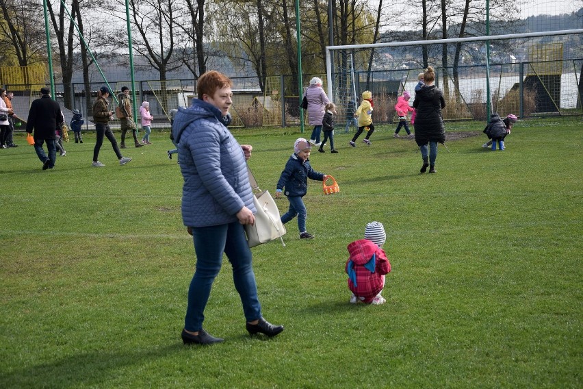 Wielkanocne poszukiwanie jajek w Chodzieży: Dzieci zebrały 5 tysięcy czekoladowych jajeczek (FOTO)