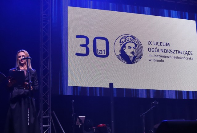 Uroczystość z okazji 30-lecia IX Liceum Ogólnokształcącego w Toruniu odbyła się w auli Uniwersytetu Mikołaja Kopernika