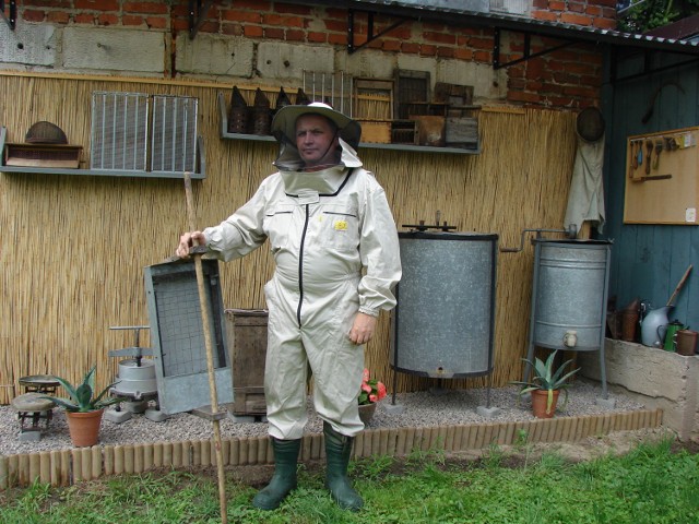 Pan Ireneusz Kwaśniak zajmuje się pszczelarstwem od 20 lat, rok temu postanowił, że stworzy w swojej pasiece muzeum