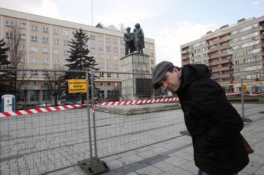 Pomnik Braterstwa Broni zniknie z Placu Słowiańskiego w Legnicy, pomnik jest już ogrodzony [ZDJĘCIA]