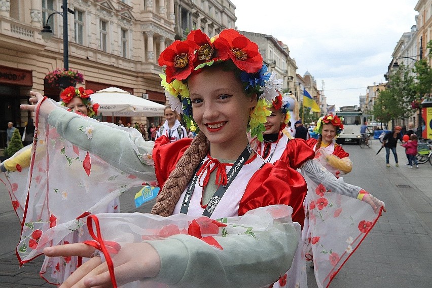 Folkowe inspiracje 2019: Barwny korowód młodych ludzi z wielu krajów przemaszerował ulicą Piotrkowską