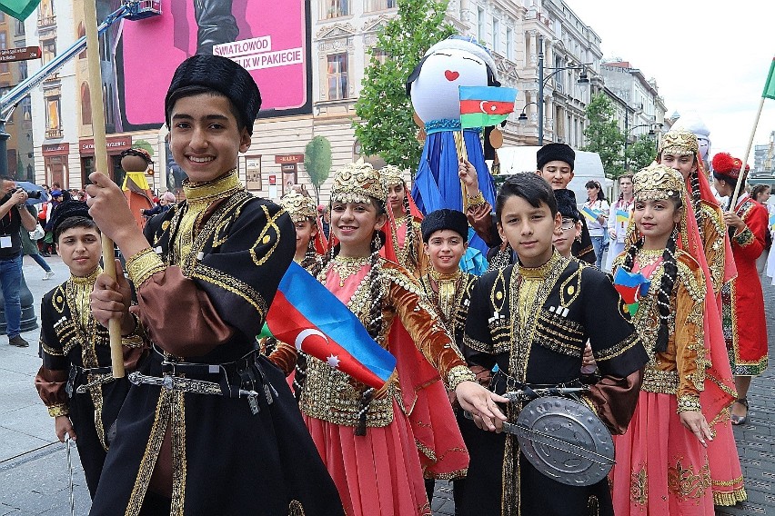 Folkowe inspiracje 2019: Barwny korowód młodych ludzi z wielu krajów przemaszerował ulicą Piotrkowską