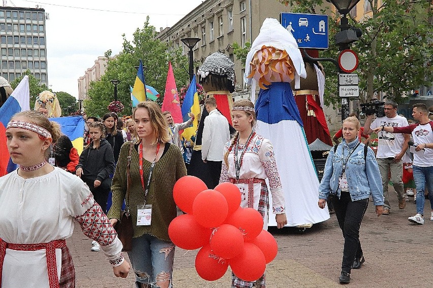 Folkowe inspiracje 2019: Barwny korowód młodych ludzi z wielu krajów przemaszerował ulicą Piotrkowską