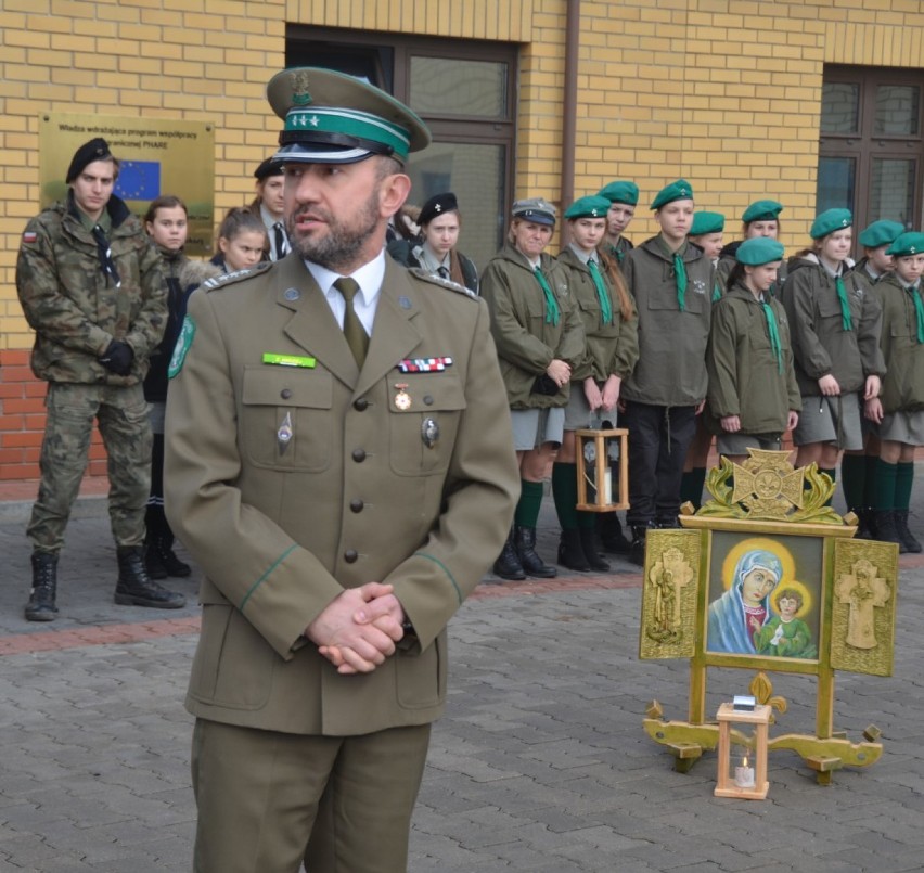 Pogranicznicy i harcerze przejęli ogień z Betlejem (zdjęcia)