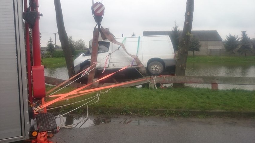 Uderzył w drzewo tuż przy stawie