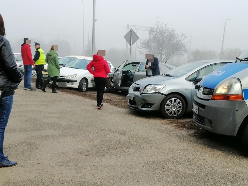 Toyota wjechała w tył skody. W sumie 4 samochody uszkodzone na ulicy Promiennej we Włocławku