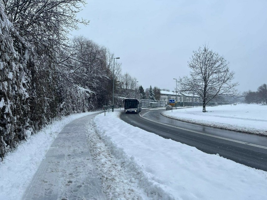 Intensywne opady śniegu w Krakowie. Torowiska tramwajowe były zasypane!