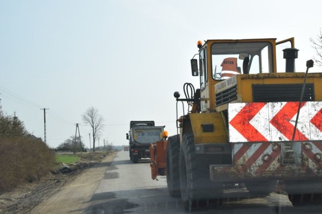 Najpierw wycięli drzewa, potem rozkopali pobocza, zerwali nawierzchnię drogi. Od  Wieńca w kierunku Osięcin przebudowywane są kolejne odcinki dróg. Teraz utrudnienia dla kierowców są spore, ale później będzie się jechało, jak po stole!