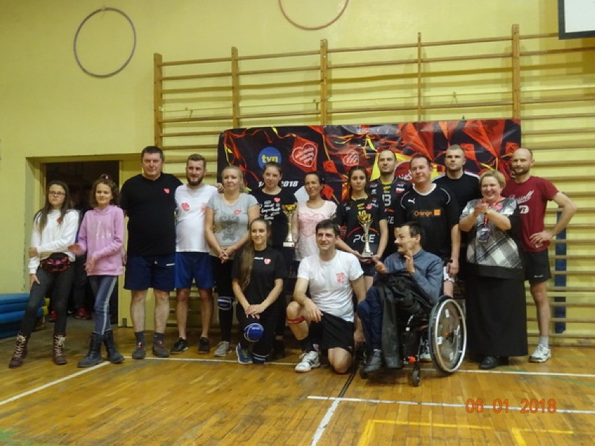 Turniej siatkówki w Rogoźnie pod hasłem "Wspieramy WOŚP" [ZDJĘCIA]