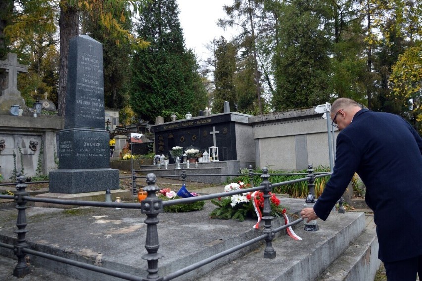 Prezydent Przemyśla Wojciech Bakun zapalił znicze na grobach...