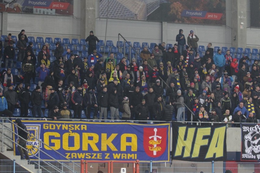 Kibice Arki Gdynia na meczu ligowym w Gliwicach z Piastem