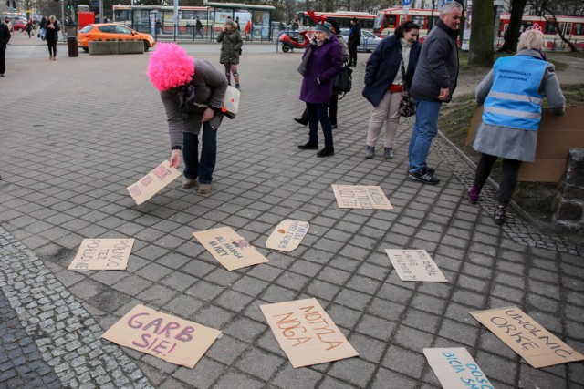 Pikieta i kontrmanifestacja przed ratuszem w Gdańsku (17.03.2017)