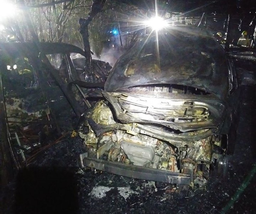 Pożar gmina Przywidz. W  Hucie Dolnej spalił się garaż z trzema samochodami 20.03.2020 r. |ZDJĘCIA