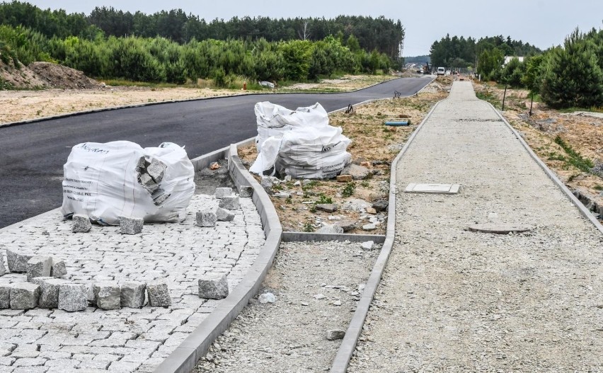W Osielsku powstają kolejne ścieżki rowerowe.