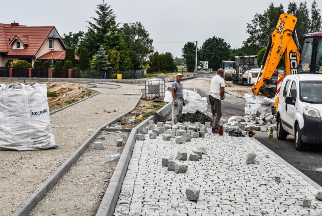 W Osielsku powstają kolejne ścieżki rowerowe.