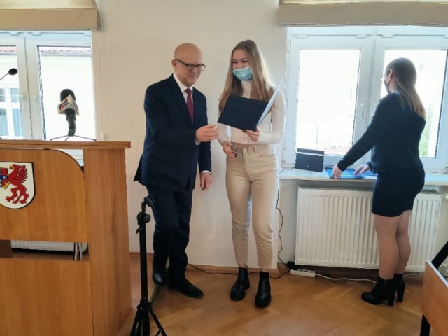 Starosta Krzysztof Lis wręcza nagrody wyróżnionym